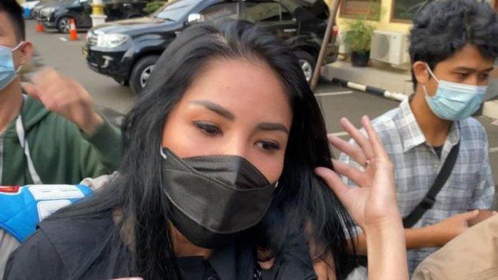 Penyanyi Nindy Ayunda usai menjalani pemeriksaan sebagai saksi atas kasus narkoba yang menjerat suaminya di Polres Metro Jakarta Barat, Selasa (19/1/2021).