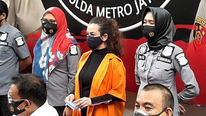 Penyanyi Reza Artamevia saat dihadirkan dalam konferensi pers di Mapolda Metro Jaya, Jakarta Selatan, Minggu (6/9/2020).