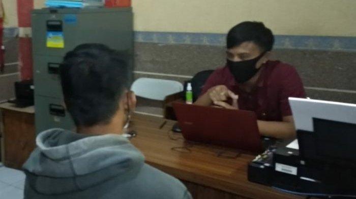 Terduga penyebar puluhan video telanjang perempuan di bawah umur diperiksa di Unit PPA Satreskrim Polres Tasikmalaya Kota, Rabu (2/6) malam.