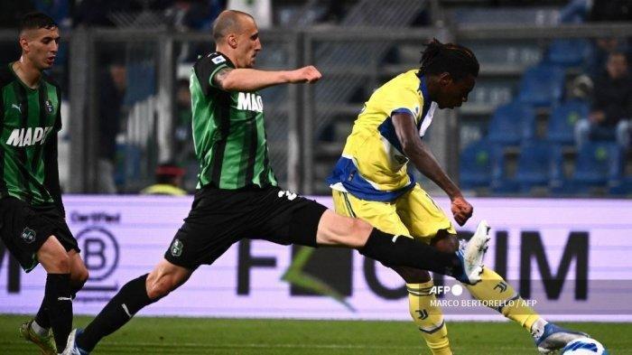 Penyerang Juventus, Moise Kean, menendang bola dan mencetak gol kedua timnya selama pertandingan sepak bola Serie A Italia antara Sassuolo dan Juventus di stadion Citta del Tricolore di Reggio Emilia pada 25 April 2022.