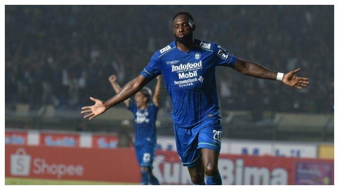 Penyerang Persib bandung, Geoffrey Castillion merayakan golnya yang dicetak ke gawang Persela Lamongan di Stadion Si Jalak Harupat, Bandung, Minggu (1/3/2020).