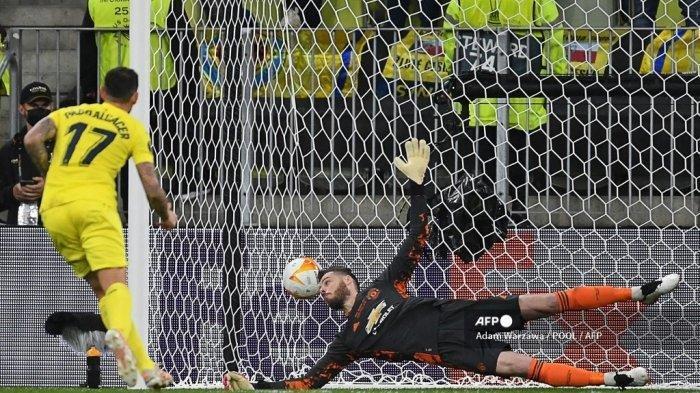 Penyerang Spanyol Villarreal Paco Alcacer (kiri) mencetak gol melewati kiper Spanyol Manchester United David de Gea dalam adu penalti selama pertandingan sepak bola final Liga Eropa UEFA antara Villarreal CF dan Manchester United di Stadion Gdansk di Gdansk pada 26 Mei 2021.