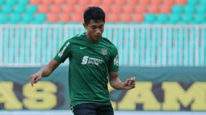 Penyerang Timnas U-19 Indonesia, Serdy Ephyfano saat berlatih di Stadion Pakansari, Bogor