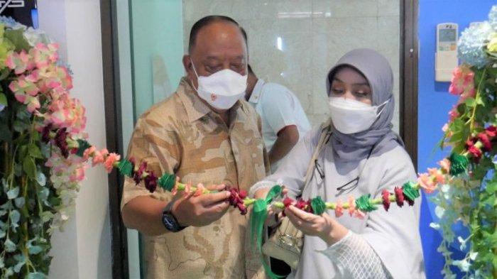Nama legenda renang Indonesia, Lukman Niode diabadikan Komite Olahraga Nasional Indonesia (KONI) Pusat menjadi ruang rapat utama di lantai 10 kantor KONI Pusat Senayan, Jakarta Pusat.