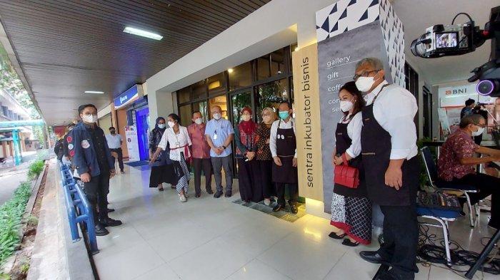 Peresmian Sentra Inkubator Bisnis Universitas Trisakti dilakukan secara langsung oleh Rektor Universitas Trisakti, Prof. Kadarsah Suryadi.