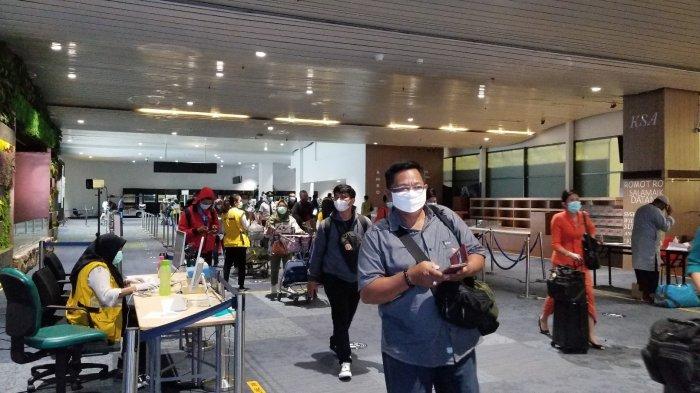 Pergerakan penumpang di Terminal 3 Bandara Soekarno-Hatta pada puncak arus Natal dan Tahun Baru 2021, Rabu (23/12/2020).