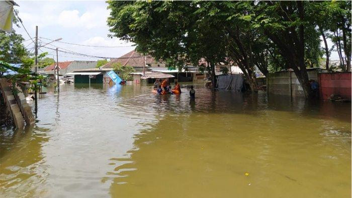 Kawasan Kecamatan Periuk, Kota Tangerang yang masih terendam sampai 2 meter lebih lantaran curah hujan yang sangat tinggi pada akhir pekan lalu, Senin (22/2/2021).