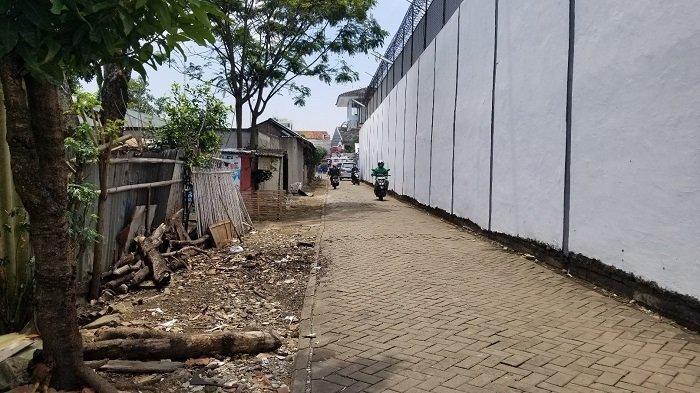 Suasana permukiman yang bersebelahan dengan Lapas Kelas 1 Tangerang yang mana beberapa warganya mendengar adanya suara ledakan dari dalam sebelum terjadi kebakaran, Kamis (9/9/2021).