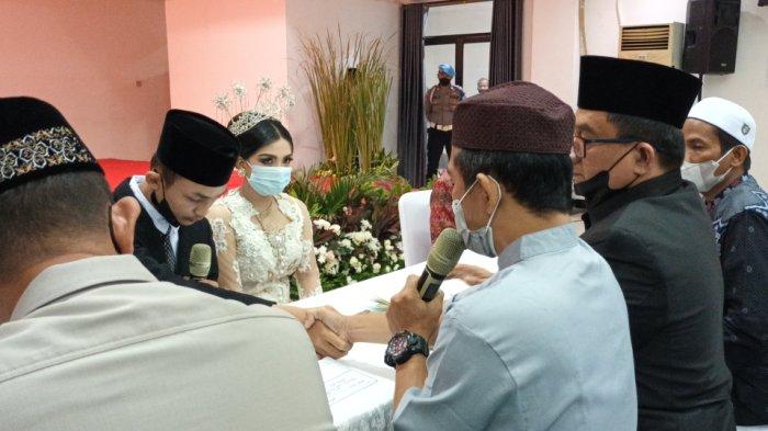 Suasana haru mewarnai pernikahan tersangka mahasiswi pembuangan bayi, MS (19) dan kekasihnya, NL, di kantor Polres Metro Jakarta Timur, Kamis (7/7/2022).