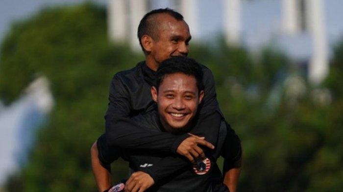 Persahabatan Evan Dimas dan Riko Simanjuntak. Kedua pemain itu memiliki kedekatan di dalam dan luar lapangan
