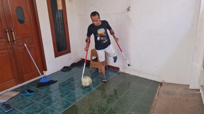 Pemain timnas sepakbola amputasi, Warnadi alias Kundil tengah berlatih mengoper bola di mess di kawasan Pejaten Timur, Pasar Minggu, Jakarta Selatan pada Rabu (6/4/2022).