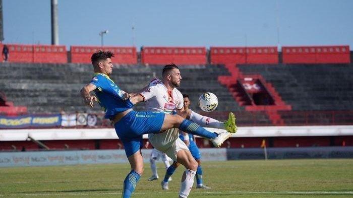 Penyerang Persija Jakarta, Marko Simic, ditempel ketat oleh bek Persib Bandung, Nick Kuipers, dalam lanjutan Liga 1 2019 di Stadion Kapten I Wayan Dipta, Gianyar, Bali, Senin (28/10/2019).