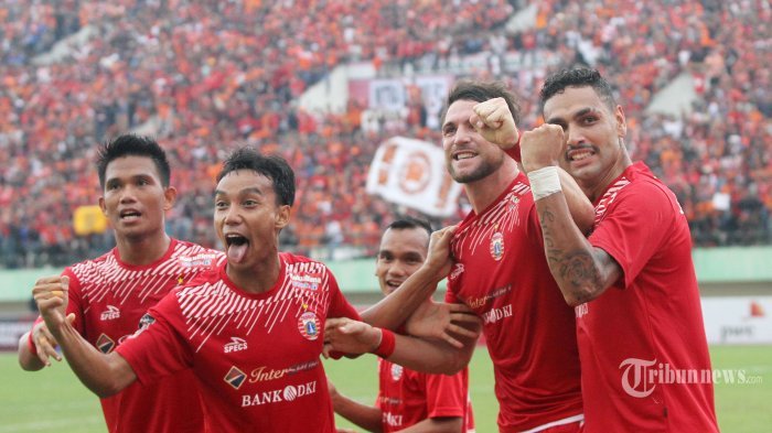 Ekspresi pemain Persija Jakarta, Marco Simic (kedua dari kanan), dan rekan satu timnya seusai mencetak gol ke gawang Mitra Kukar pada pertandingan delapan besar Piala Presiden di Stadion Manahan Solo, Jawa Tengah, Minggu (4/2/2018). TRIBUNNEWS.COM/JEPRIMA