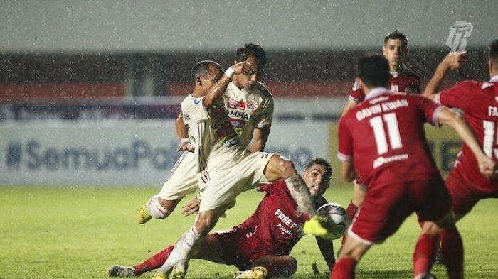 Pemain berebut bola saat laga Persis Solo vs Persija Jakarta pada pekan ke-19 Liga 1 2022/2023 di Stadion Maguwoharjo Sleman, Kamis (19/01/2023).