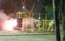 Personel Damkar Jakarta Timur saat proses pemadaman ban mobil untuk dekorasi di Taman KBT Pondok Kopi yang dibakar, Selasa (22/2/2022)