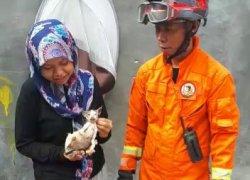 Petugas Damkar Jakarta Timur Evakuasi Anak Kucing yang Tercebur Sumur Sedalam 30 Meter di Pasar Rebo