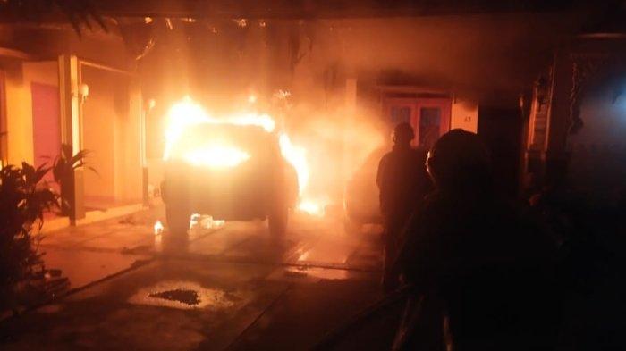 Personel Damkar Jakarta Timur saat proses pemadaman api dua mobil yang terbakar di Jalan Batu Ratna V, RT 17/RW 05, Kelurahan Batu Ampar, Kecamatan Kramat Jati, Kamis (28/10/2021)