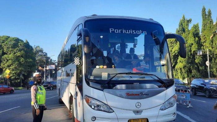 Personel kepolisian melakukan penyekatan massa Reuni 212 di GT Bekasi Barat, Kamis (2/12/2021).