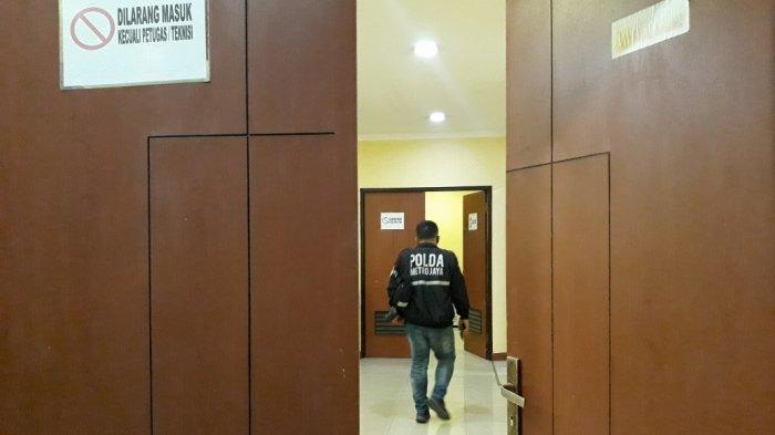 Personel Tim Inafis Polda Metro Jaya yang datang ke Instalasi Forensik RS Polri Kramat Jati, Jakarta Timur, Rabu (16/9/2020).
