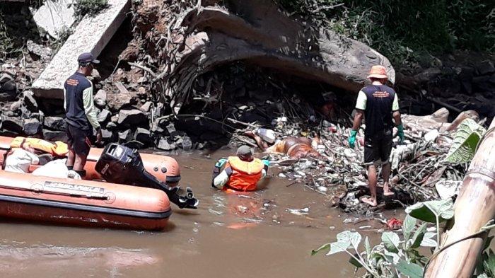 Personel UPK Badan Air Dinas Lingkungan Hidup DKI Jakarta Pos Balekambang saat proses evakuasi jasad di Jakarta Timur, Senin (4/1/2021). TRIBUNJAKARTA.COM/BIMA PUTRA
