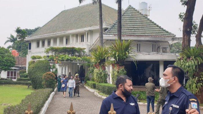 Suasana pertemuan tertutup Gubernur DKI Jakarta Anies Baswedan dan pimpinan 59 ormas di rumah dinas DKI Jakarta di kawasan Taman Suropati, Menteng, Jakarta Pusat, Selasa (20/9/20220). Pertemuan digelar jelang Anies Baswedan lengser dari jabatan Gubernur DKI Jakarta 16 Oktober 2022.