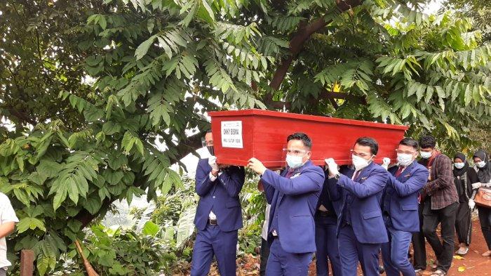 Suasana pemakaman Okky Bisma di TPU Balekambang, Kramat Jati, Jakarta Timur, Kamis (14/1/2021).