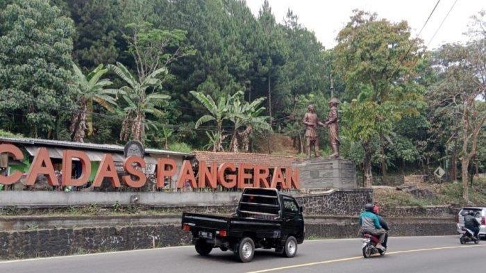 Petugas BPBD Sumedang dan warga tengah mencari seorang lelaki dilaporkan hilang misterius di sekitar Jalan Cadas Pangerang, Sumedang.