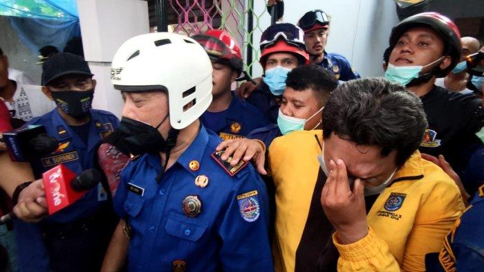 Petugas Damkar Depok menangis terharu sebagai bentuk rasa syukur mereka setelah berhasil mengevakuasi YA (12), korban selamat terjepit puing hampir 5 jam akibat tergulingnya mobil crane dan ambruknya tower beton yang menimpa rumah korban pada Jumat (15/10/2021) pagi.