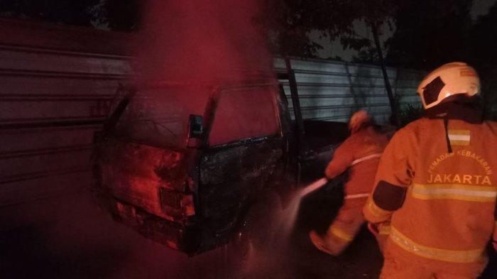 Petugas Damkar Jakarta Timur berusaha memadamkan mobil bak yang terbakar di Jalan Pulogadung I, Cakung, Senin (6/6/2022).