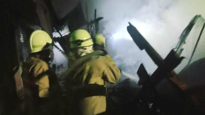 Petugas Damkar Jakarta Timur saat proses pemadaman api enam Ruko dan 15 kios dagang di Jalan Kayu Tinggi, Kelurahan Cakung Timur, Kecamatan Cakung, Rabu (6/4/2022)