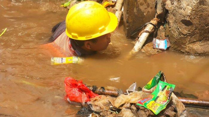 Kali Licin hingga menyebabkan banjir di Simpang Mampang, Pancoran Mas, Kota Depok, Kamis (23/9/2021)