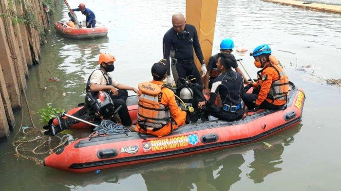 Petugas gabungan mencari Solihun menggunakan perahu karet di kali Banjir Kanal Barat (BKB), Jalan Latumanten, Kecamatan Tambora, Jakarta Barat, Minggu (29/8/2021).