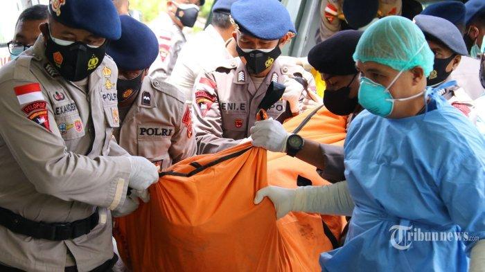 Polisi dan petugas medis menerima jenazah pekerja karyawan PT Palapa Timur Telematika (PTT) yang tewas akibat ditembak Kelompok Kriminal Bersenjata (KKB), di Beoga, Kabupaten Puncak, di Kota Timika, Papua, Senin (7/3/2022).