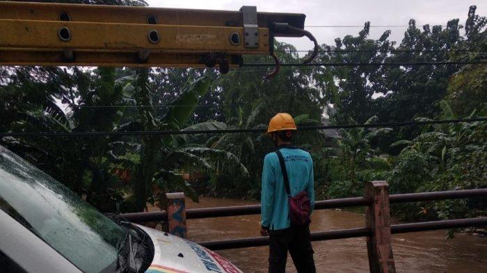 Monitoring yang dilakukan petugas PLN ULP Tambun ke sejumlah wilayah rawan banjir untuk memastikan layanan, Senin (8/2/2021).