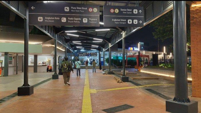 Petunjuk jalan di Stasiun Tebet, Jakarta Selatan, Rabu (29/9/2021)