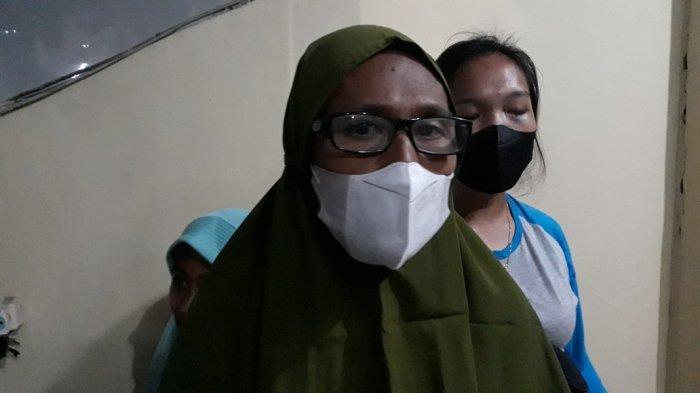 Pipih Suherti (48), korban pengeroyokan saat memberi keterangan di Mapolsek Makasar, Jakarta Timur, Selasa (4/1/2022).