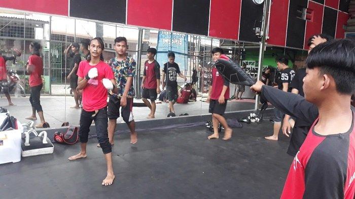 Anggota Komunitas Piranha Stunt Indonesia sedang mengambil ancang-ancang untuk menendang di ruang studio Komunitas Piranha Stunt Indonesia di Kawasan Cilodong, Depok, Jawa Barat pada Kamis (8/4/2021).