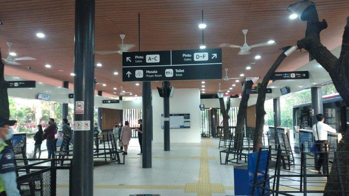 Suasana di Halte Balaikota, Jakarta Pusat yang kembali beroperasi setelah proses revitalisasi rampung