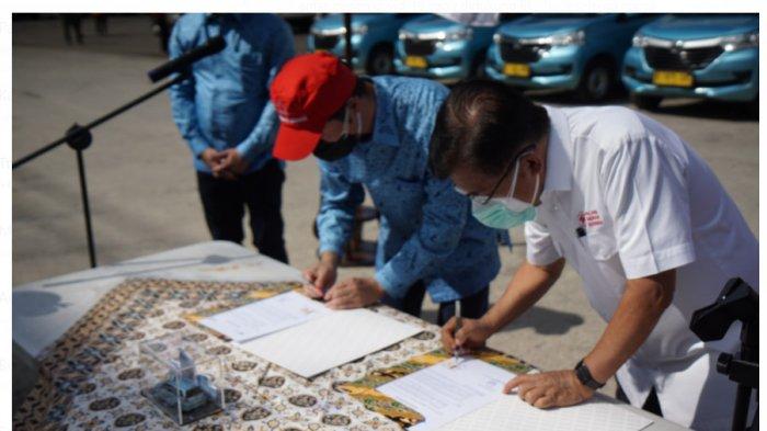 Penandatangan MoU Bluebird dan PMI dalam penyediaan jemput-antar donor plasma konvalesen secara gratis.