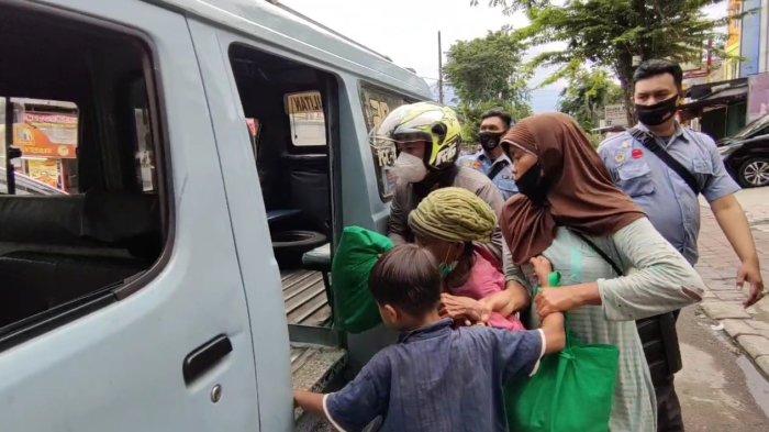 PMKS di Kecamatan Duren Sawit yang mencoba kabur saat diamankan petugas dengan cara menaiki angkot, Jakarta Timur, Jumat (8/4/2022)