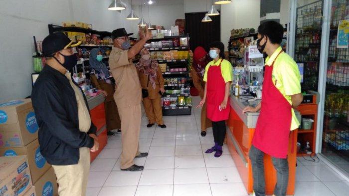 Pegawai Negeri Sipil Kota Tangerang yang turun ke lapangan dua kali dalam sepekan untuk mensosialisasikan kembali protokol kesehatan di kawasan Kecamatan Batuceper, Kota Tangerang, Selasa (15/9/2020).