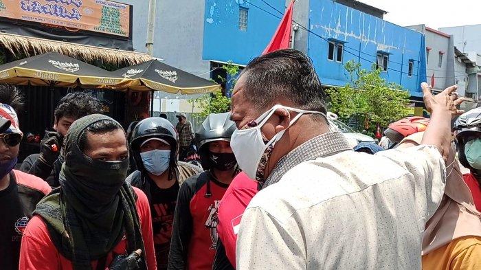 Polisi dan buruh sempat adu argumen saat para buruh hendak konvoi dalam aksi unjuk rasa penolakan omnibus law UU Cipta Kerja, Selasa (6/10/2020), di Jalan Sulawesi, Tanjung Priok, Jakarta Utara.