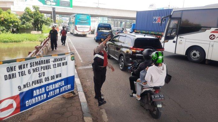 Kemacetan di Jalan Jenderal Ahmad Yani Simpang BCP hingga ke Flyover Summarecon Bekasi, Sabtu (7/5/2022) imbas one way Semarang - Jakarta.