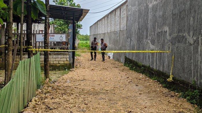 Polisi berjaga di TKP pembunuhan satu anggota keluarga di Padepokan Seni Ongkojoyo, Desa Turusgede, Kecamatan Rembang, Kamis (4/2/2021).