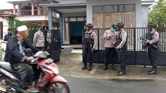 Polisi berjaga di TKP penangkapan seseorang terduga teroris oleh Densus 88 di Desa Tenggur, Kecamatan Rejotangan, Kabupaten Tulungagung, Selasa (30/3/2021).