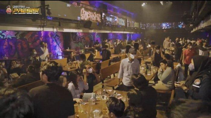 Kepolisian melakukan razia Pemberlakuan Pembatasan Kegiatan Masyarakat (PPKM) Level 3 di sebuah tempat hiburan malam di kawasan Kemang, Mampang Prapatan, Jakarta Selatan pada Senin (7/2/2022) malam.