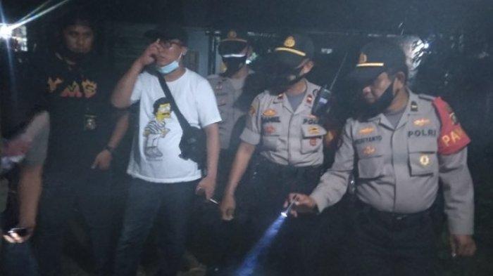 Polisi saat di TKP di Jalan Bungaran V, 8 Ulu, Seberang Ulu I pada Jumat (11/9/2020) malam.