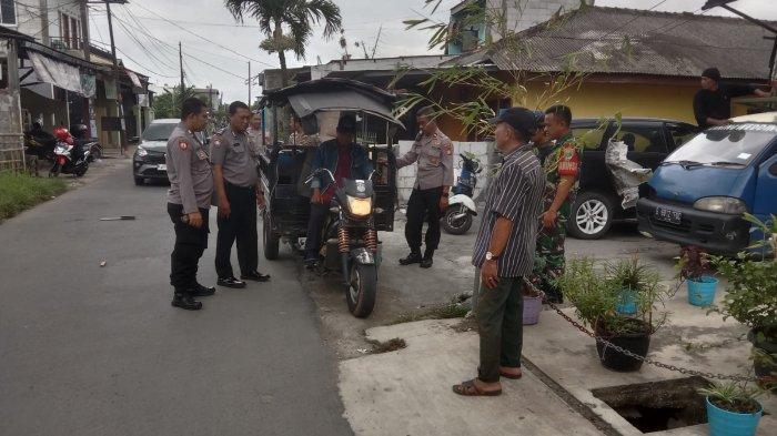 Penyerahan baktor tahu bulat yang sempat dicuri lalu ditinggalkan di depan warung Desa Satria Jaya, Tambun Utara, Bekasi.