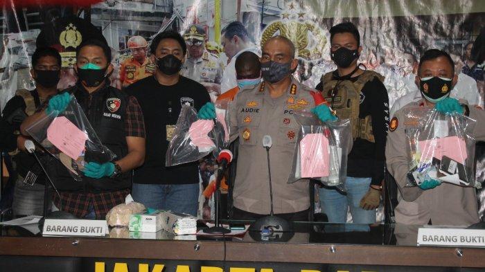 Polisi tunjukkan barang bukti yang diamankan dari kasus pembunuhan oleh WN Gambia