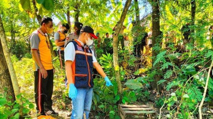 Tim dari Polsek Karangmalang Sragen ketika melakukan olah TKP di kebun belakang rumah korban, Jumat (7/1/2022)